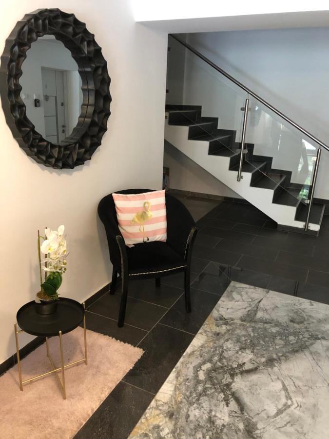Appartamento Beside Airport Otopeni Esterno foto